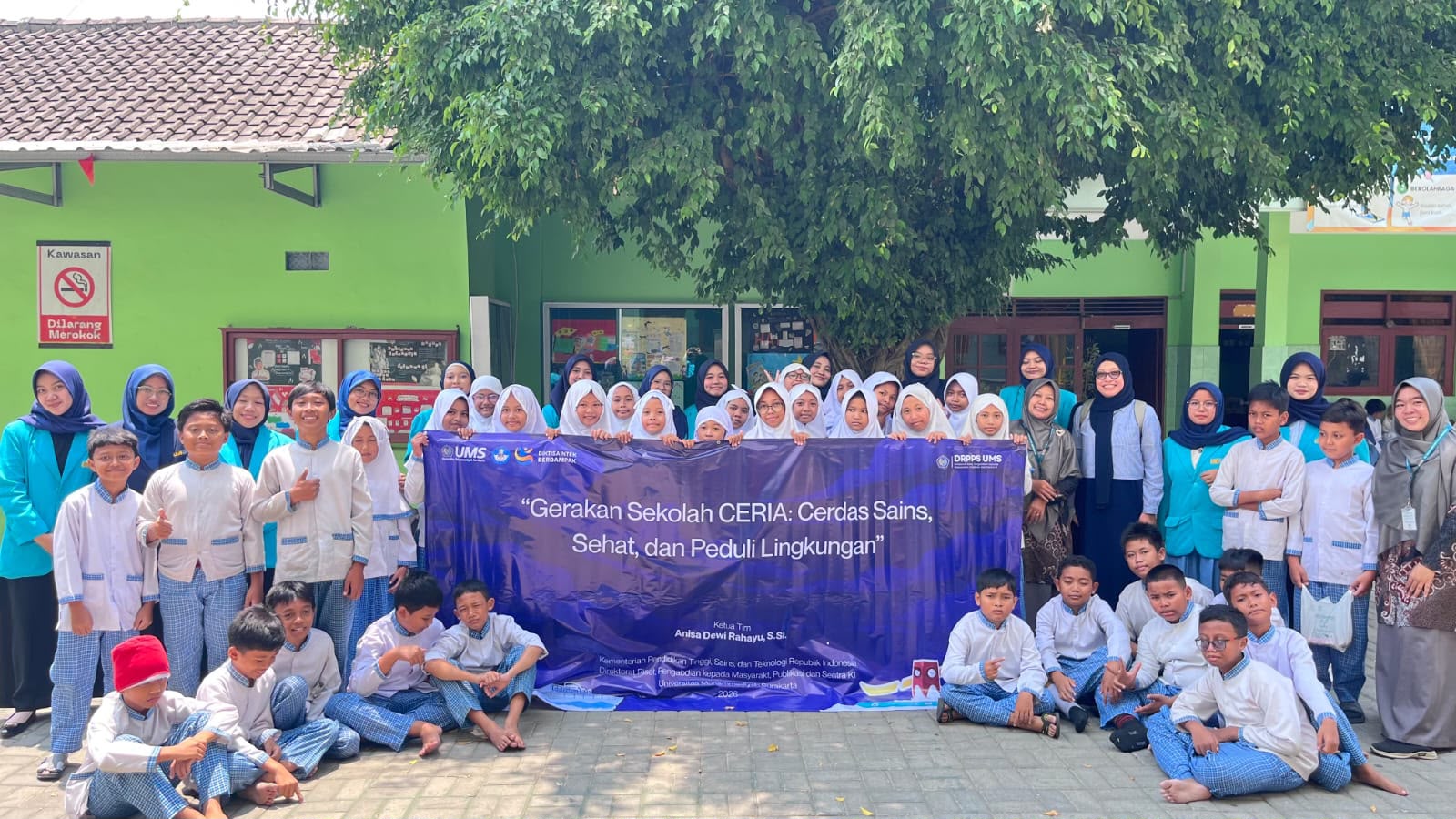Dukung Sekolah Adiwiyata, Tim P2M UMS Edukasi Siswa MI Muhammadiyah Gedongan Pilah Sampah