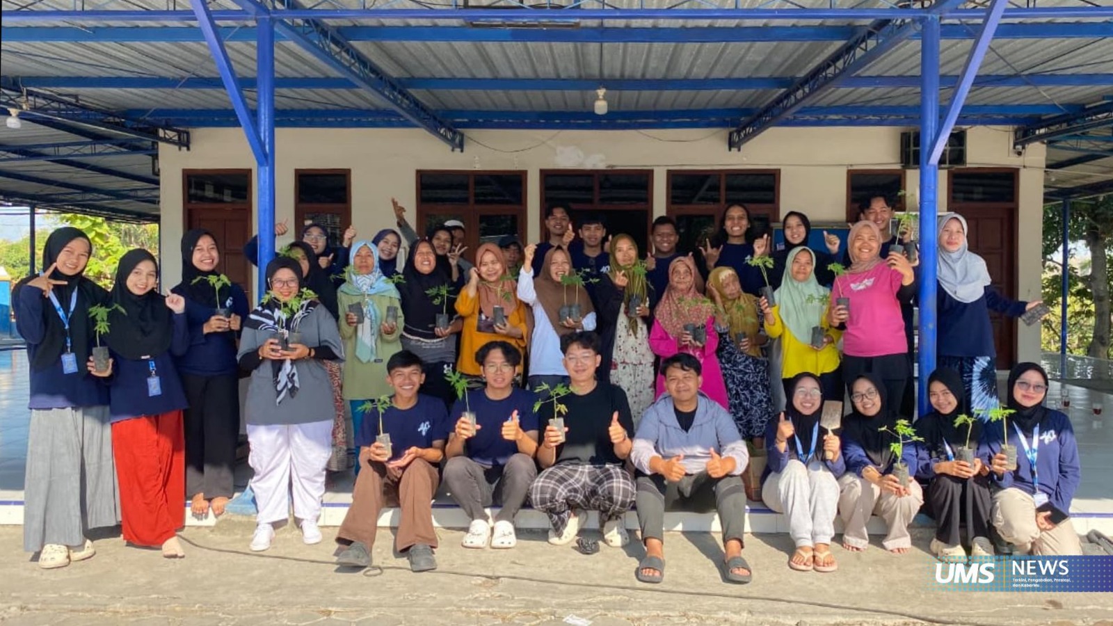Kembalikan Fungsi Masjid, Mahasiswa HES UMS Ajak Warga Celep Senam dan Menanam