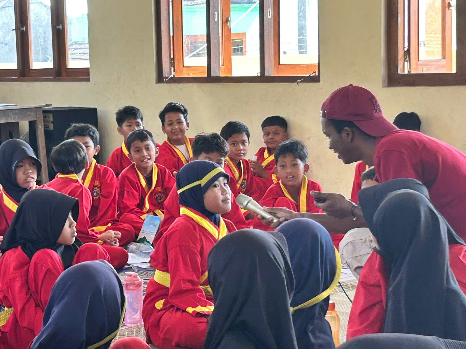 Fun English Learning di MIM Trangsan, Mahasiswa Asing UMS Bangkitkan Semangat Siswa Belajar Bahasa Inggris