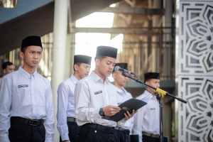 Tanamkan Semangat Keilmuan dan Cita-Cita Tinggi, Darul Arqom Patean  Gelar Upacara Hari Santri Nasional 2026