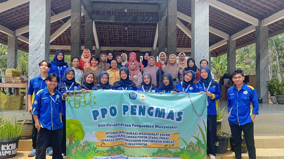 Mahasiswa FIK UMS Ajak Warga Desa Pentur Olah Limbah Popok untuk Cegah Pencemaran Sungai